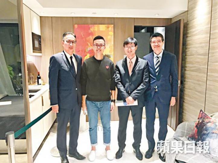 傅家俊與發展商及代理合照。 傅家俊與發展商及代理合照。
