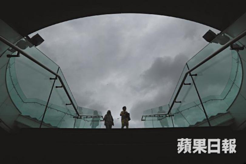 一波未平一波又起，香港昨午天色昏暗，山雨欲來。易仰民攝