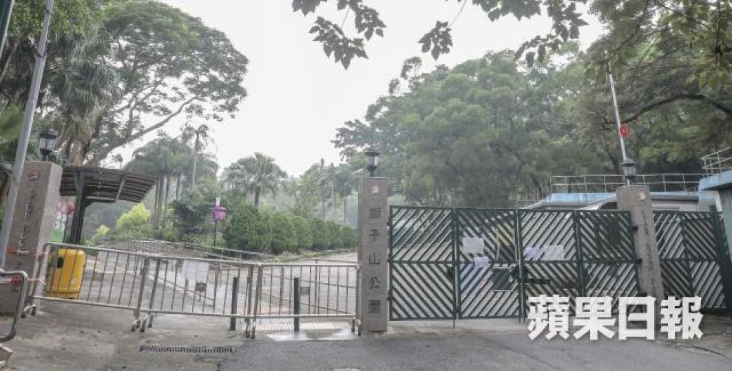 獅子山公園蚊患大致受控,惟因牽涉部門重新安排人手,加上颱風逼近,政府不傾向如期周日重開公園。 獅子山公園蚊患大致受控,惟因牽涉部門重新安排人手,加上颱風逼近,政府不傾向如期周日重開公園。