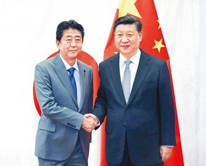 習近平(右)在俄羅斯海參崴和安倍晉三會晤,中日圖加快恢復元首外交。美聯社習近平和普京齊齊整煎餅後,不忘碰碰杯食魚子醬。路透社東方經濟論壇在海參崴揭幕,其間舉行頒發SCF遠東高船帆船賽獲獎者的儀式。路透社 習近平(右)在俄羅斯海參崴和安倍晉三會晤,中日圖加快恢復元首外交。美聯社習近平和普京齊齊整煎餅後,不忘碰碰杯食魚子醬。路透社東方經濟論壇在海參崴揭幕,其間舉行頒發SCF遠東高船帆船賽獲獎者的儀式。路透社