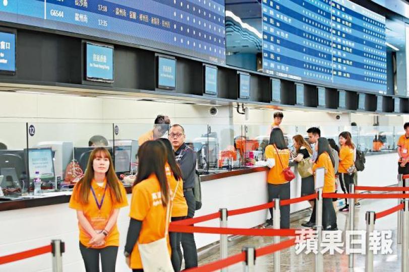 西九站外判員工在颱風下須如常上班。謝榮耀攝