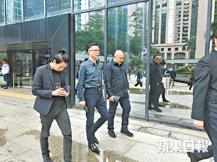 「佐敦之虎」陳家建(中)及另兩被告離庭。卧底鄭皓瑋 「佐敦之虎」陳家建(中)及另兩被告離庭。卧底鄭皓瑋