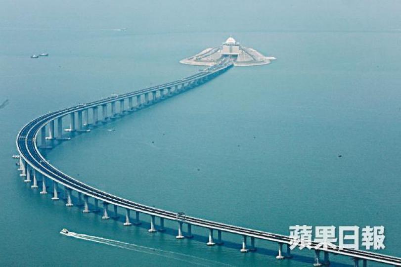 去年颱風「天鴿」吹襲後，大橋人工島防波堤弱波石疑被海浪沖散，如今再面臨挑戰。資料圖片