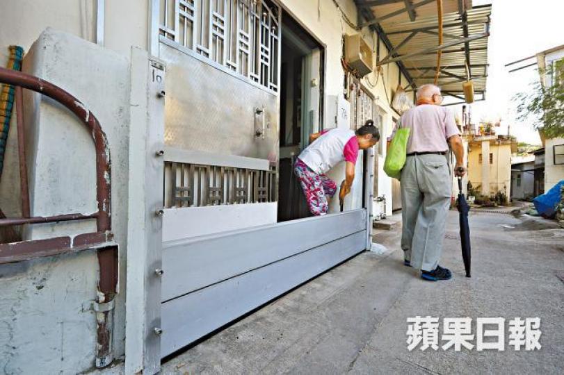 鯉魚門居民在門外加裝擋水板。何柏佳攝
