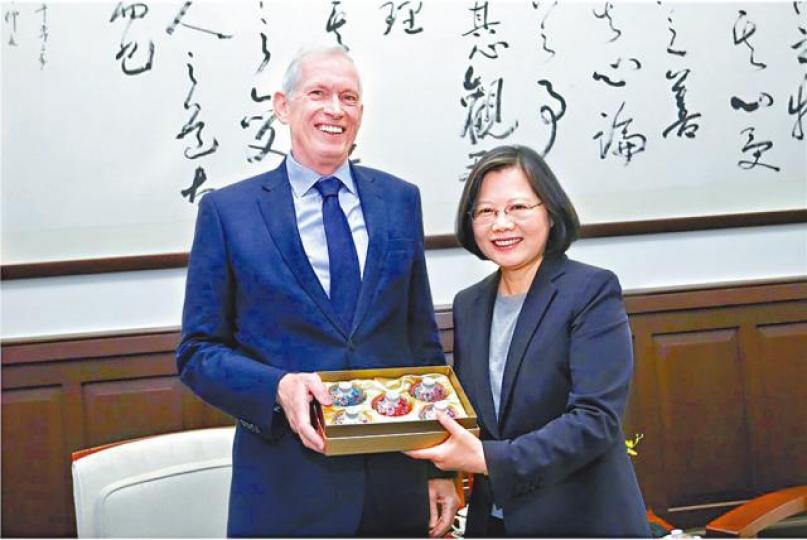 美國在台協會會長莫健（左）力撐蔡英文。　資料圖片