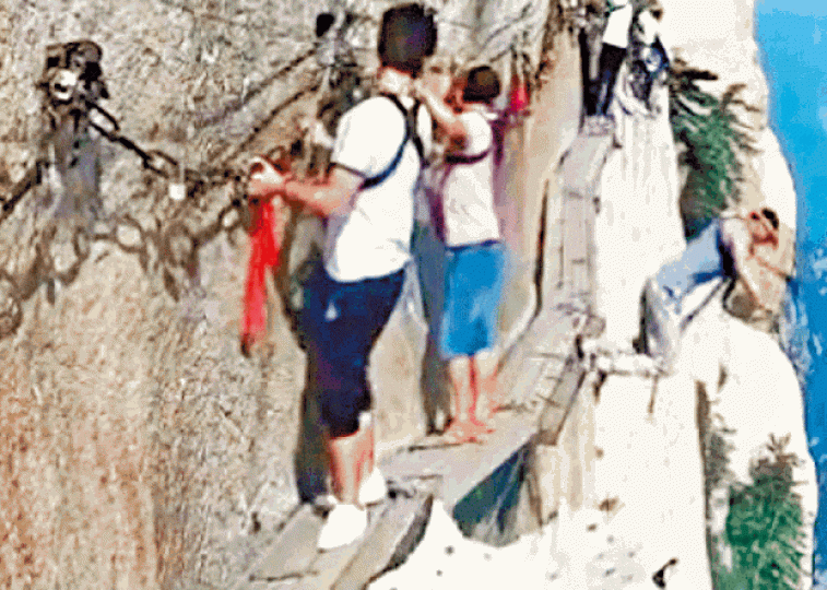 男子在華山棧道上突然解開安全繩跳崖亡。
