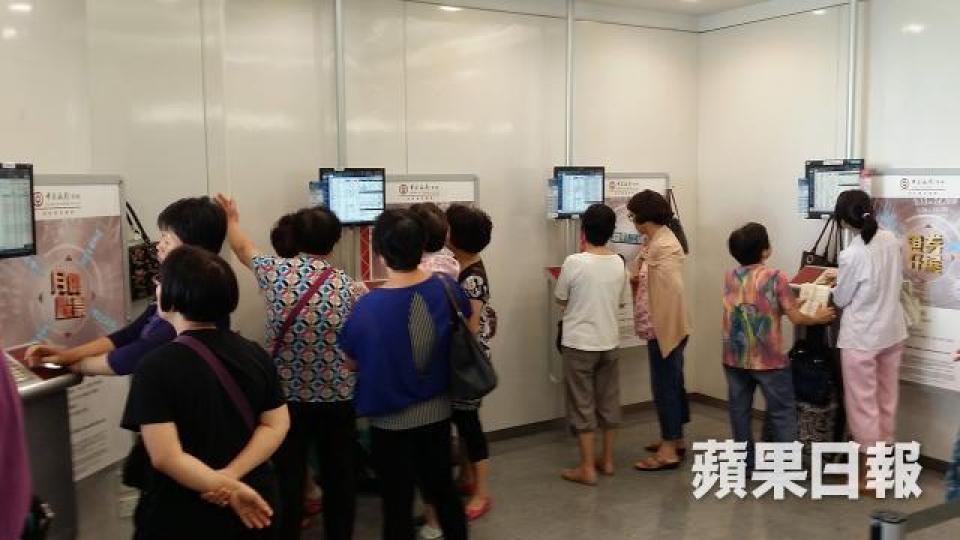 彈散市最忌是本身無貨,但因為想偷雞博反彈而買到一手都係,後來不及撤退而中伏。資料圖片 彈散市最忌是本身無貨,但因為想偷雞博反彈而買到一手都係,後來不及撤退而中伏。資料圖片