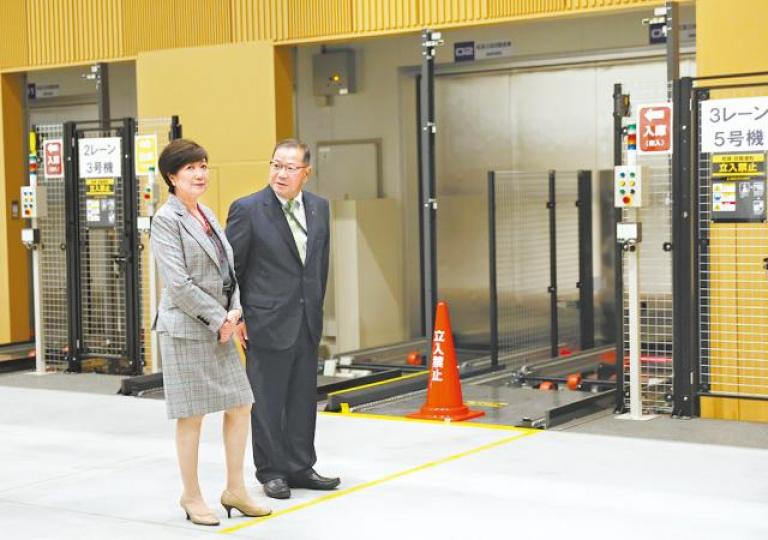 東京都知事小池百合子（左）出席豐洲市場開幕儀式。