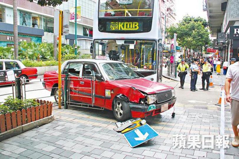 肇事的士被巴士推前鏟上行人路。劉永明攝一名受傷女乘客躺在巴士車廂待救。讀者提供圖片的士司機受傷送院,其後涉危駕被捕。 肇事的士被巴士推前鏟上行人路。劉永明攝一名受傷女乘客躺在巴士車廂待救。讀者提供圖片的士司機受傷送院,其後涉危駕被捕。