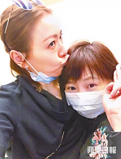Vani前晚開咪時多謝多位圈中好友,包括好姊妹田蕊妮(左)。 Vani前晚開咪時多謝多位圈中好友,包括好姊妹田蕊妮(左)。