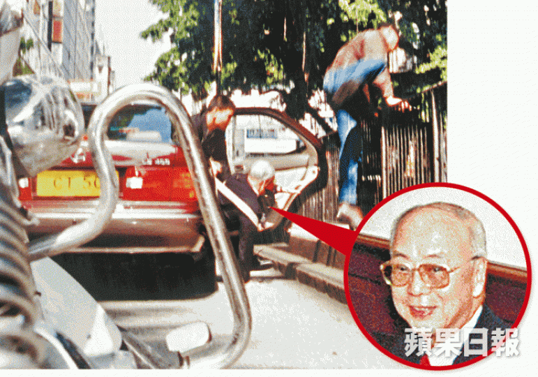 2002年,蘇澤棠(圓圖)被綁架,賊匪發現警方後爆發槍戰,混亂間蘇被安全帶卡在車門旁避子彈。資料圖片 2002年,蘇澤棠(圓圖)被綁架,賊匪發現警方後爆發槍戰,混亂間蘇被安全帶卡在車門旁避子彈。資料圖片
