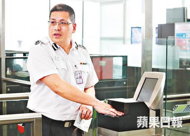 入境處助理處長(資訊系統)駱偉民示範使用e道程序。張志華攝 入境處助理處長(資訊系統)駱偉民示範使用e道程序。張志華攝
