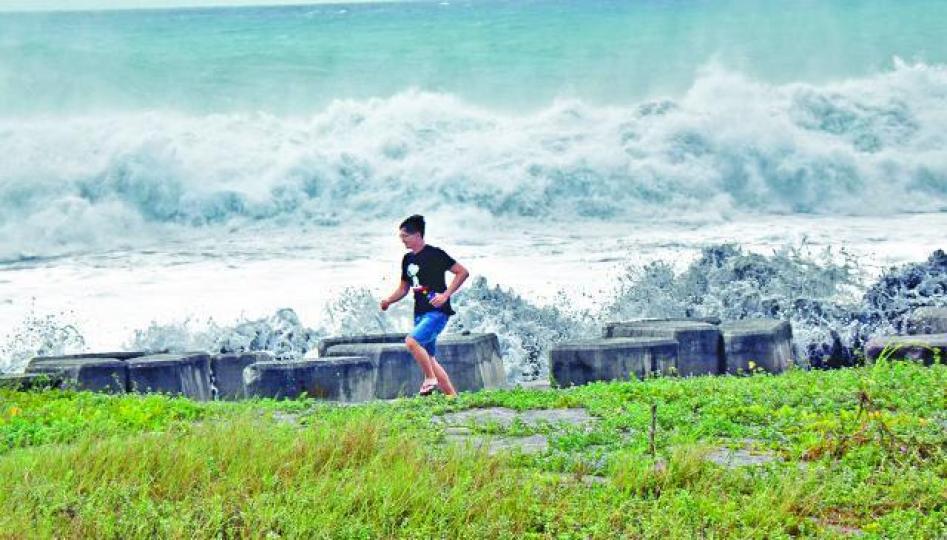 台東受山竹外圍環流影響,岸邊現巨浪。中央社【珠 海】曾遭「天鴿」重創的珠海九洲港,昨晚嚴陣以待堆起大量沙包。讀者提供圖片 台東受山竹外圍環流影響,岸邊現巨浪。中央社【珠 海】曾遭「天鴿」重創的珠海九洲港,昨晚嚴陣以待堆起大量沙包。讀者提供圖片