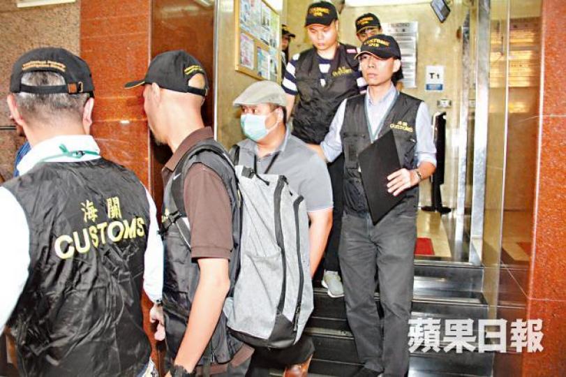 海關拘捕香港數學奧林匹克協會姓葉的男負責人(戴口罩者)。溫文學攝 海關拘捕香港數學奧林匹克協會姓葉的男負責人(戴口罩者)。溫文學攝