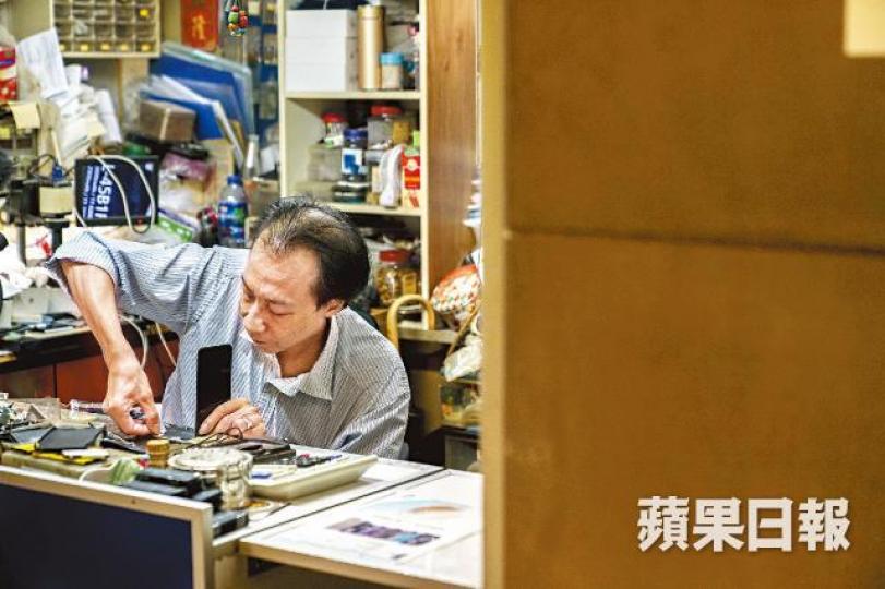 說話不留情面的Wilson,有30年修理電話經驗,由第一代的大哥大手提電話開始已入行。這三部「大哥大」手提電話已變成三嚿廢膠廢鐵。廿多年前,朱茵(左)在Wilson工作的舖頭用八千多元買了部愛立信手機,Wilson跟她和李婉華(右)合照留念。這名十多歲少女得知電話返魂無術,內存相片全失後突然暈倒。這位先生拿菲傭的電話來修,Wilson無意中發現手機相簿內存有成人電影。 說話不留情面的Wilson,有30年修理電話經驗,由第一代的大哥大手提電話開始已入行。這三部「大哥大」手提電話已變成三嚿廢膠廢鐵。廿多年前,朱茵(左)在Wilson工作的舖頭用八千多元買了部愛立信手機,Wilson跟她和李婉華(右)合照留念。這名十多歲少女得知電話返魂無術,內存相片全失後突然暈倒。這位先生拿菲傭的電話來修,Wilson無意中發現手機相簿內存有成人電影。