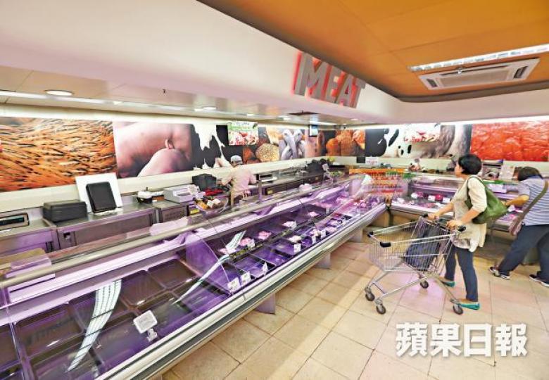 市民趁打風前到超市儲糧,肉檔昨午已沽清大半存貨。李家皓攝春園街一間文具店昨午4時有20箱膠紙返貨,即引來大批人搶購。水浸重災區杏花邨的近岸位置已堆滿沙包。 市民趁打風前到超市儲糧,肉檔昨午已沽清大半存貨。李家皓攝春園街一間文具店昨午4時有20箱膠紙返貨,即引來大批人搶購。水浸重災區杏花邨的近岸位置已堆滿沙包。