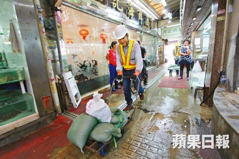 渠務署人員於鯉魚門派發沙包。 渠務署人員於鯉魚門派發沙包。