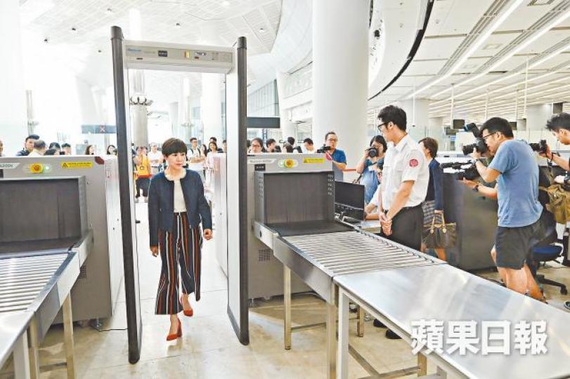 倘高鐵乘客行李過大,行李箱可免費寄存;圖為職員示範安檢過程。資料圖片 倘高鐵乘客行李過大,行李箱可免費寄存;圖為職員示範安檢過程。資料圖片