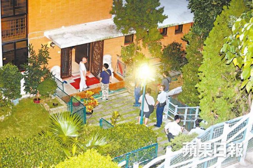 姓蘇男戶主一度不滿太多警員入屋調查,部份警員被拒諸門外。 姓蘇男戶主一度不滿太多警員入屋調查,部份警員被拒諸門外。