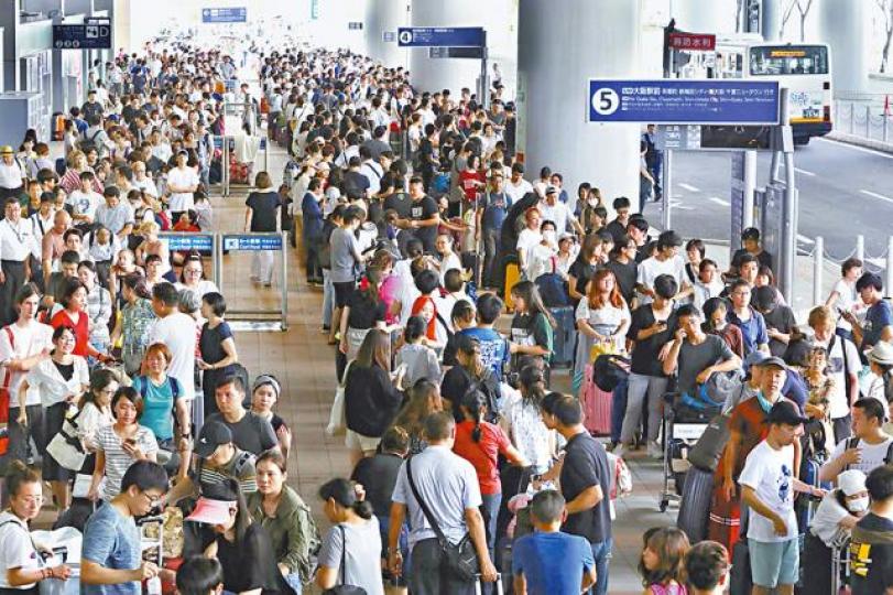 台旅客在風災中滯留關西機場卻未獲妥善安排,令蘇壠誠備受批評。
台旅客在風災中滯留關西機場卻未獲妥善安排,令蘇壠誠備受批評。