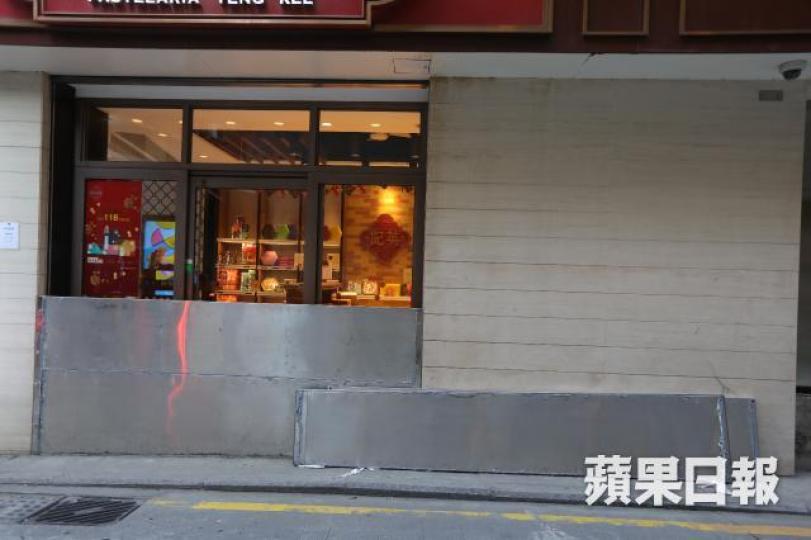澳門商戶加裝防洪閘。 澳門商戶加裝防洪閘。