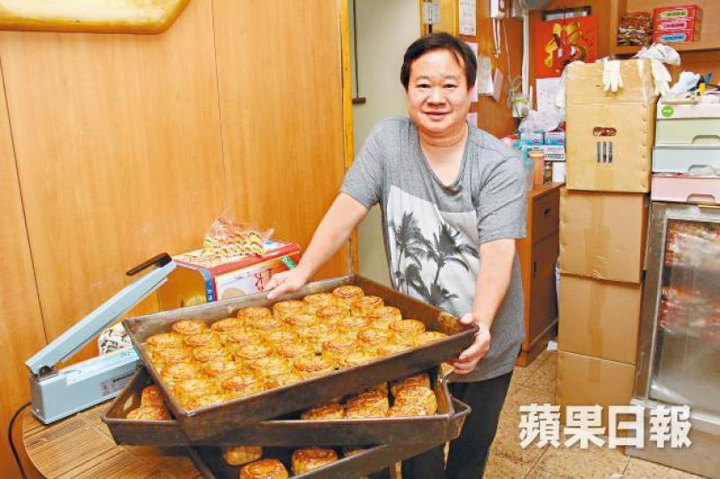 榮哥十多年前接手餅家,日常主理舖面工作,至中秋旺季才出山做月餅。餅家屹立深水埗數十載。不同月餅的模具形狀不一,部份模具使用逾40年。 榮哥十多年前接手餅家,日常主理舖面工作,至中秋旺季才出山做月餅。餅家屹立深水埗數十載。不同月餅的模具形狀不一,部份模具使用逾40年。