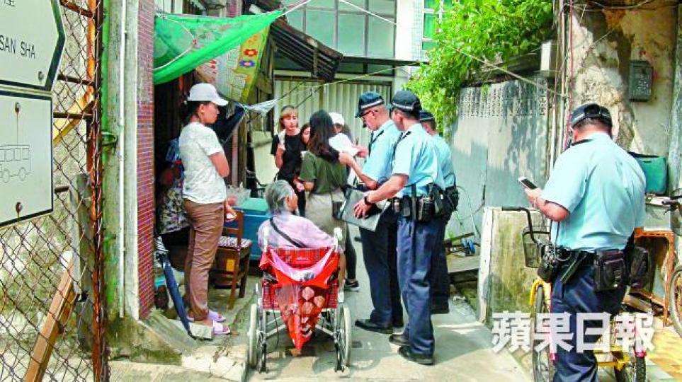 大澳昨有警員登記居民住址及個人資料,呼籲他們在「山竹」來襲前撤至安全地方。黃麗英攝有義工為大澳居民置高傢俬,應付山竹來襲。 大澳昨有警員登記居民住址及個人資料,呼籲他們在「山竹」來襲前撤至安全地方。黃麗英攝有義工為大澳居民置高傢俬,應付山竹來襲。