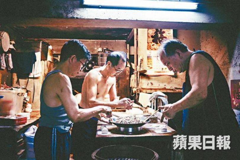 小店四位事頭雖各管其位,但都是做點心出身的老師傅。小巧的「叁去壹」茶樓,絲絲白光點綴了夜巷四十載。早上來一盅鹹魚肉餅飯,已成不少老街坊的習慣。雞球大包坊間已經難覓,小店卻仍堅持點點情懷。早晨六時許,小店已經爆滿。叁去壹的點心不走精緻路線,但老派而紮實,已是城市裏難找的好味道。發仔對於日日如是的工作,並沒有感到厭煩。水哥外表凶神惡煞,一旦聊開了,反倒是最親切。阿羅是最沉默的一位,惟獨見到熟客才最開懷。企蒸檔的耀哥,被調侃是口水多過茶的一位。 小店四位事頭雖各管其位,但都是做點心出身的老師傅。小巧的「叁去壹」茶樓,絲絲白光點綴了夜巷四十載。早上來一盅鹹魚肉餅飯,已成不少老街坊的習慣。雞球大包坊間已經難覓,小店卻仍堅持點點情懷。早晨六時許,小店已經爆滿。叁去壹的點心不走精緻路線,但老派而紮實,已是城市裏難找的好味道。發仔對於日日如是的工作,並沒有感到厭煩。水哥外表凶神惡煞,一旦聊開了,反倒是最親切。阿羅是最沉默的一位,惟獨見到熟客才最開懷。企蒸檔的耀哥,被調侃是口水多過茶的一位。