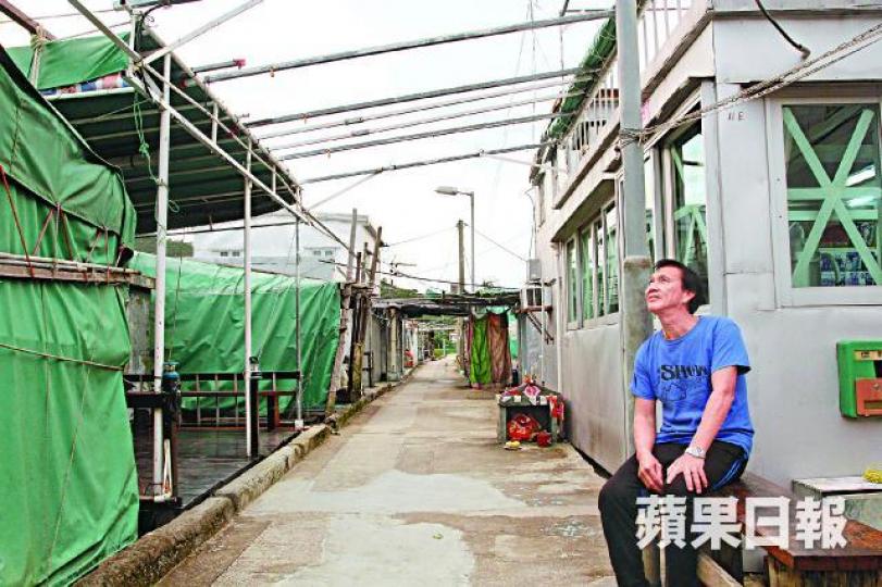大澳新基棚幾乎所有居民已撤離,惟獨馮先生留下守護家園。黃學潤攝 大澳新基棚幾乎所有居民已撤離,惟獨馮先生留下守護家園。黃學潤攝