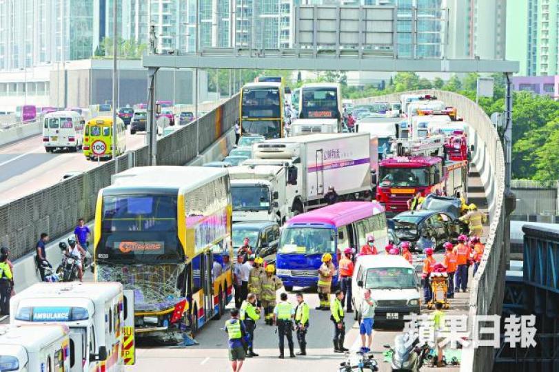 西九龍快速公路6車連環相撞,多人受傷。 西九龍快速公路6車連環相撞,多人受傷。
