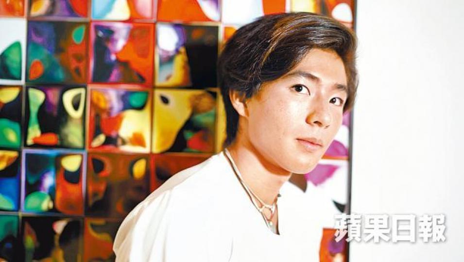 港產時裝設計師Nick Lau年僅20歲。Nick Lau於15歲開始涉足攝影並對時裝產生興趣。 港產時裝設計師Nick Lau年僅20歲。Nick Lau於15歲開始涉足攝影並對時裝產生興趣。
