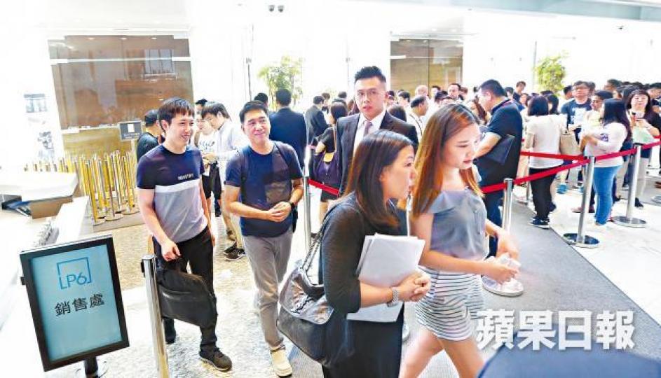 LP6售樓處昨一度有200人排隊揀樓。 LP6售樓處昨一度有200人排隊揀樓。
