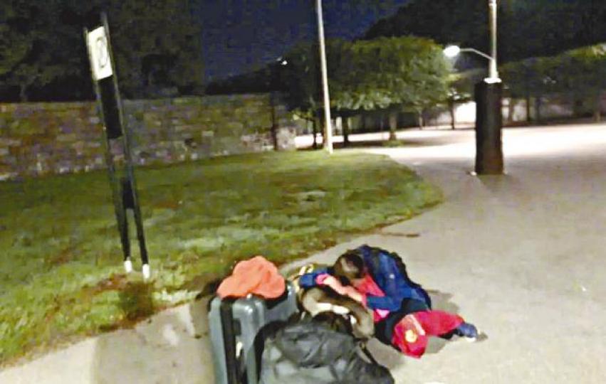 警員被指將中國客帶到墳場,該地實為世界文化遺產林地公墓。 警員被指將中國客帶到墳場,該地實為世界文化遺產林地公墓。