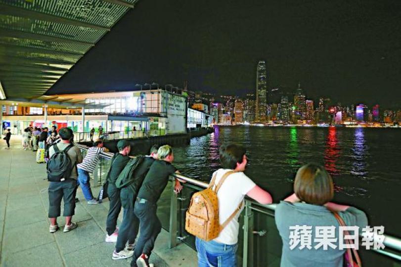 暴風雨前夕尖沙嘴有不少市民到海旁觀浪。何柏佳攝 暴風雨前夕尖沙嘴有不少市民到海旁觀浪。何柏佳攝