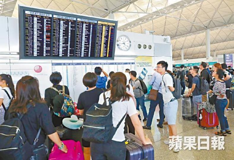受超強颱風「山竹」影響,旅客於航班告示牌前駐足留意航班最新情況。謝榮耀攝不少受影響旅客到機場爭取候補機位提早出發,有等候者在一旁稍事休息。昨晚掛8號風球前,天色如常,尖沙嘴人來人往。何柏佳攝 受超強颱風「山竹」影響,旅客於航班告示牌前駐足留意航班最新情況。謝榮耀攝不少受影響旅客到機場爭取候補機位提早出發,有等候者在一旁稍事休息。昨晚掛8號風球前,天色如常,尖沙嘴人來人往。何柏佳攝