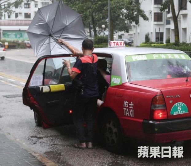 十號風球下市民搭的士均被徵收附加費。 十號風球下市民搭的士均被徵收附加費。