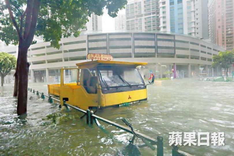 筷子基水深達兩米,洪水不停從岸邊及渠口湧上街。 筷子基水深達兩米,洪水不停從岸邊及渠口湧上街。