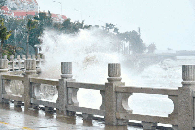 【珠海 怒濤拍岸】強風下水位不斷升高,珠海沿岸地區拍起巨浪。【深圳 遮都無用】深圳多處強風夾雨,民眾涉水而行,撐傘亦無用。 【珠海 怒濤拍岸】強風下水位不斷升高,珠海沿岸地區拍起巨浪。【深圳 遮都無用】深圳多處強風夾雨,民眾涉水而行,撐傘亦無用。