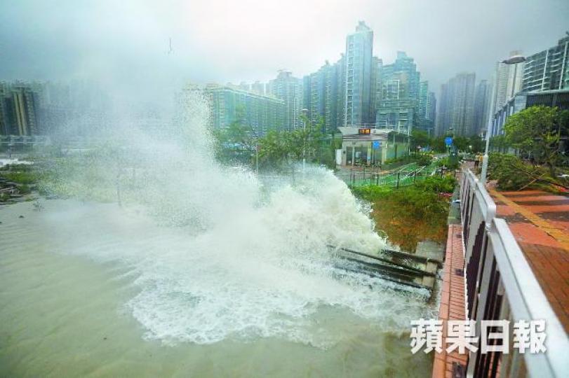 颱風山竹吹襲帶來狂風暴雨,海水湧入將軍澳掀起巨浪。朱永倫攝荔景清麗苑有單位鋁窗連冷氣機在颱風期間被吹入屋,女戶主腳部受傷(小圖)。讀者提供圖片鯉魚門嚴重水浸,消防員揹着被困市民涉水而行。陳善南攝 颱風山竹吹襲帶來狂風暴雨,海水湧入將軍澳掀起巨浪。朱永倫攝荔景清麗苑有單位鋁窗連冷氣機在颱風期間被吹入屋,女戶主腳部受傷(小圖)。讀者提供圖片鯉魚門嚴重水浸,消防員揹着被困市民涉水而行。陳善南攝