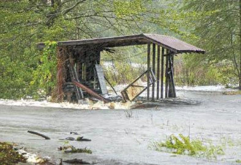 有建築物被洪水沖毀。 有建築物被洪水沖毀。
