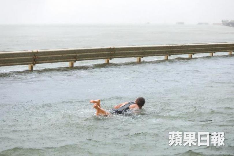 西環海水湧上岸,有人在岸上「游水」。朱永麟攝 西環海水湧上岸,有人在岸上「游水」。朱永麟攝