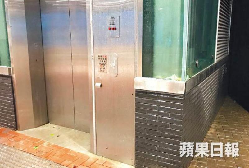 西九龍站以北的巴士總站旁升降機嚴重漏水如小瀑布。 西九龍站以北的巴士總站旁升降機嚴重漏水如小瀑布。
