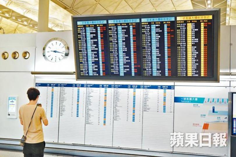機場航班顯示屏見到昨日大部份航班都取消。張家豪攝 機場航班顯示屏見到昨日大部份航班都取消。張家豪攝