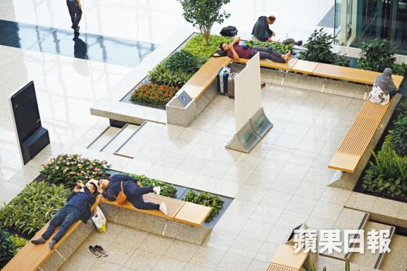 颱風「山竹」襲港,滯留的旅客於機場長凳上休息。張家豪攝 颱風「山竹」襲港,滯留的旅客於機場長凳上休息。張家豪攝