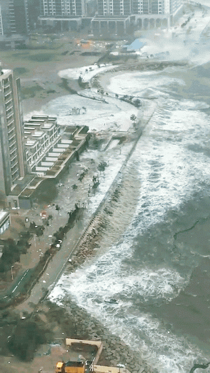 將軍澳海邊昨在山竹吹襲下捲起巨浪,不斷撲向岸邊,大量海水像海嘯般沖上岸。互聯網嘉悅地庫停車場有兩部林寶堅尼被水淹浸。互聯網日出康城有住戶的玻璃窗爆裂。互聯網【長洲 海水倒灌】四面環海的離島長洲在風暴中同樣遭殃。沿海地區海水倒灌,暴雨造成水浸,碼頭家樂徑及大興堤路不時有海水倒灌上行人路。東灣泳灘被海水淹沒,巨浪拍打至2米高。【石澳 巨浪進擊】颱風「山竹」襲港,全港各處橫風橫雨,其中港島南區的石澳及大浪灣遭巨浪進擊,泳灘已無救生員駐守,其間陣陣巨浪拍打石澳泳灘觀望亭,激起幾米高浪花,場面壯觀。【馬鞍 將軍澳海邊昨在山竹吹襲下捲起巨浪,不斷撲向岸邊,大量海水像海嘯般沖上岸。互聯網嘉悅地庫停車場有兩部林寶堅尼被水淹浸。互聯網日出康城有住戶的玻璃窗爆裂。互聯網【長洲 海水倒灌】四面環海的離島長洲在風暴中同樣遭殃。沿海地區海水倒灌,暴雨造成水浸,碼頭家樂徑及大興堤路不時有海水倒灌上行人路。東灣泳灘被海水淹沒,巨浪拍打至2米高。【石澳 巨浪進擊】颱風「山竹」襲港,全港各處橫風橫雨,其中港島南區的石澳及大浪灣遭巨浪進擊,泳灘已無救生員駐守,其間陣陣巨浪拍打石澳泳灘觀望亭,激起幾米高浪花,場面壯觀。【馬鞍