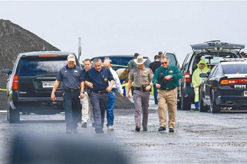 執法人員在遇害女子屍體被發現的公路調查。美聯社其中兩名受害人拉米雷斯(左)和呂埃亞(右)。互聯網奧爾蒂斯一再在公路殺人。互聯網 執法人員在遇害女子屍體被發現的公路調查。美聯社其中兩名受害人拉米雷斯(左)和呂埃亞(右)。互聯網奧爾蒂斯一再在公路殺人。互聯網