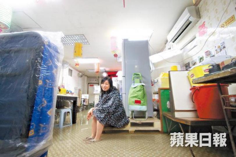 茶餐廳負責人李小姐被迫棄守店舖撤離。文兆麟攝 茶餐廳負責人李小姐被迫棄守店舖撤離。文兆麟攝