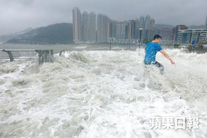 有市民在岸邊觀浪時險被沖走。朱永倫攝 有市民在岸邊觀浪時險被沖走。朱永倫攝