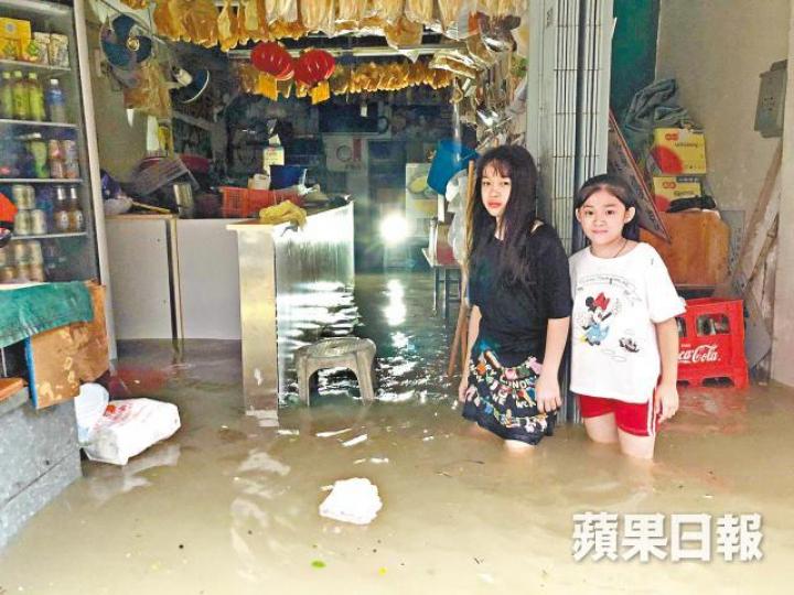 大澳海味店舖頓變澤國,小姊妹卻稱不害怕。黃學潤攝水位淹至近大涌行人橋面,出入須涉水。【葵涌 茶客四散】葵盛西龍順軒酒樓昨早在風暴中照常營業,但窗戶無法抵受強風,整排窗被風吹倒,茶客狼狽走避。有茶客嚇至躲在枱底,並且有人擦損,但未有報警送院,酒樓事後暫停營業。【九龍城 醫院爆門】九龍醫院昨早11時半,西翼大堂地下一道玻璃門在強風中損毀,一扇玻璃門被吹歪險塌,一度要召來消防員協助,其後由院方職員圍封現場,加緊維修及清理工作。【沙田 龍門漂浮】石門賽馬會傑志中心球場被城門河水所浸,從高處望下,只見泥塘 大澳海味店舖頓變澤國,小姊妹卻稱不害怕。黃學潤攝水位淹至近大涌行人橋面,出入須涉水。【葵涌 茶客四散】葵盛西龍順軒酒樓昨早在風暴中照常營業,但窗戶無法抵受強風,整排窗被風吹倒,茶客狼狽走避。有茶客嚇至躲在枱底,並且有人擦損,但未有報警送院,酒樓事後暫停營業。【九龍城 醫院爆門】九龍醫院昨早11時半,西翼大堂地下一道玻璃門在強風中損毀,一扇玻璃門被吹歪險塌,一度要召來消防員協助,其後由院方職員圍封現場,加緊維修及清理工作。【沙田 龍門漂浮】石門賽馬會傑志中心球場被城門河水所浸,從高處望下,只見泥塘