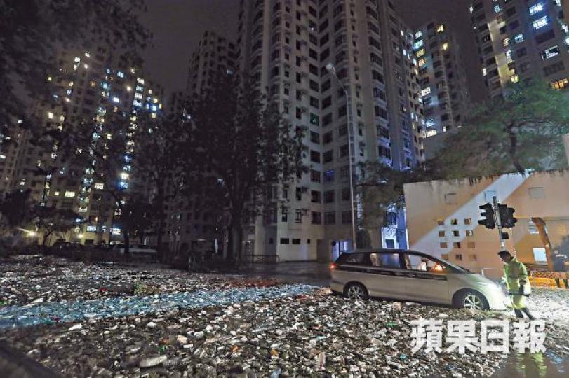 大批海洋垃圾湧入杏花邨,而近海邊的10座樓宇更停水停電。易仰民攝大量海水湧到杏花邨樓宇門外。馬泉崇攝邨內有大樹被吹倒。陳善南攝【小西灣 淹運動場】「山竹」為大地帶來雨水,備有圓拱形上蓋、佔地4.3公頃的小西灣運動場,昨日被大量雨水湧入,淹沒了8條賽道和田徑設施,水深超過一米,頓變一個盛滿泥水的水塘。【鯉魚門 救出小童】警方昨早11時許接報鯉魚門徑海傍道一間危險村屋內有一家三口被困,警員到場時上址屋頂被吹起,屋內有牆壁倒下,水深過膝,一家三口被困洗手間內,警員先後救出8歲男童、6歲女童及他們母親。 大批海洋垃圾湧入杏花邨,而近海邊的10座樓宇更停水停電。易仰民攝大量海水湧到杏花邨樓宇門外。馬泉崇攝邨內有大樹被吹倒。陳善南攝【小西灣 淹運動場】「山竹」為大地帶來雨水,備有圓拱形上蓋、佔地4.3公頃的小西灣運動場,昨日被大量雨水湧入,淹沒了8條賽道和田徑設施,水深超過一米,頓變一個盛滿泥水的水塘。【鯉魚門 救出小童】警方昨早11時許接報鯉魚門徑海傍道一間危險村屋內有一家三口被困,警員到場時上址屋頂被吹起,屋內有牆壁倒下,水深過膝,一家三口被困洗手間內,警員先後救出8歲男童、6歲女童及他們母親。
